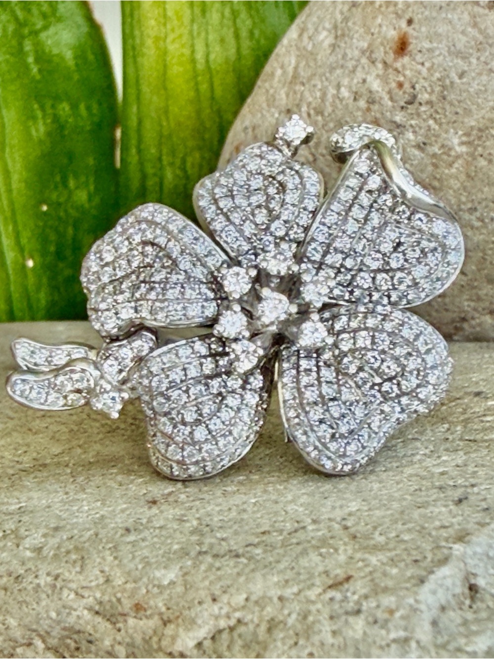 18k gold and diamond flower ring
